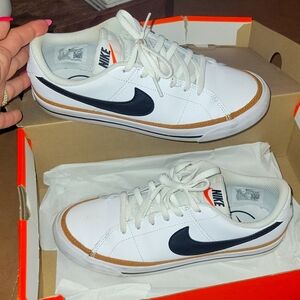 Nike Court Legacy woman 7 or Big Kid 5.5